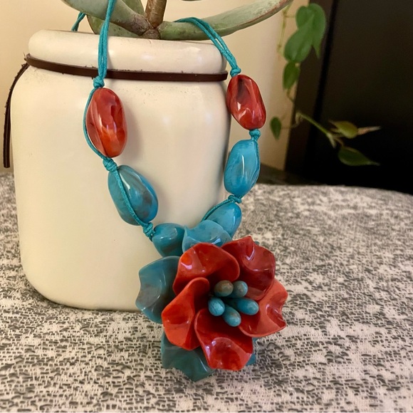 Chic & Colorful Floral Necklace - Picture 2 of 3